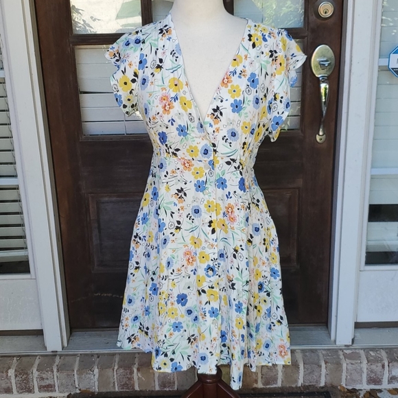 Zara Dresses & Skirts - Zara Basic White Floral Deep V Button Down Dress